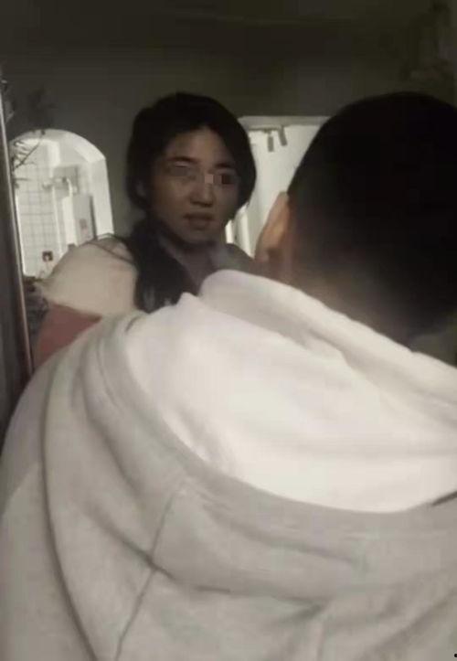 男孩背着女友吃瓜视频,男孩背着女友共享夏日清凉瓜果时光